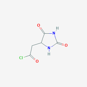 molecular formula C5H5ClN2O3 B1418029 (2,5-Dioxoimidazolidin-4-yl)acetyl chloride CAS No. 51876-11-0