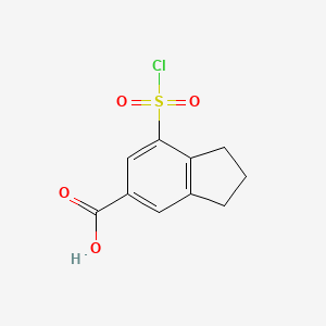 molecular formula C10H9ClO4S B1419414 7-(氯磺酰基)-2,3-二氢-1H-茚满-5-羧酸 CAS No. 1183437-92-4
