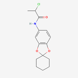 molecular formula C15H18ClNO3 B1421426 2-氯-N-{螺[1,3-苯并二氧杂环-2,1'-环己烷]-6-基}丙酰胺 CAS No. 1235439-44-7