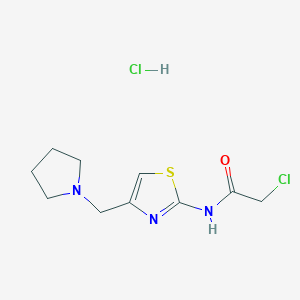 molecular formula C10H15Cl2N3OS B1422986 2-氯-N-[4-(吡咯烷-1-基甲基)-1,3-噻唑-2-基]乙酰胺盐酸盐 CAS No. 1311314-52-9