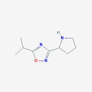 molecular formula C9H15N3O B1428148 5-(丙烷-2-基)-3-(吡咯烷-2-基)-1,2,4-恶二唑 CAS No. 1273745-85-9