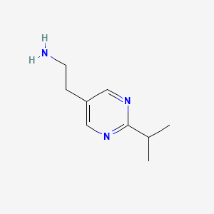 molecular formula C9H15N3 B1428848 2-[2-(丙-2-基)嘧啶-5-基]乙-1-胺 CAS No. 944905-69-5