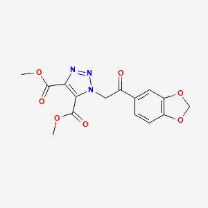 molecular formula C15H13N3O7 B1429283 4,5-二甲基 1-[2-(2H-1,3-苯并二氧杂环-5-基)-2-氧代乙基]-1H-1,2,3-三唑-4,5-二羧酸酯 CAS No. 1403233-60-2