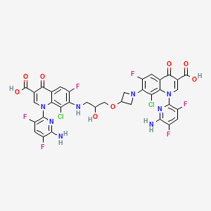 molecular formula C36H24Cl2F6N8O8 B1433757 1-(6-氨基-3,5-二氟吡啶-2-基)-7-(3-(3-((1-(6-氨基-3,5-二氟吡啶-2-基)-3-羧基-8-氯-6-氟-4-氧代-1,4-二氢喹啉-7-基)氨基)-2-羟丙氧基)氮杂环丁-1-基)-8-氯-6-氟-4-氧代-1,4-二氢喹啉-3-羧酸 CAS No. 1093185-35-3
