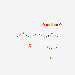molecular formula C9H8BrClO4S B1433842 Methyl 2-[5-bromo-2-(chlorosulfonyl)phenyl]acetate CAS No. 1403387-05-2