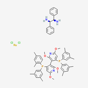 B1435473 Bis(3,5-dimethylphenyl)-[3-[4-[(2,4-dimethylphenyl)-(3,5-dimethylphenyl)phosphanyl]-2,6-dimethoxypyridin-3-yl]-2,6-dimethoxypyridin-4-yl]phosphane;dichlororuthenium;(1R,2R)-1,2-diphenylethane-1,2-diamine CAS No. 478308-93-9