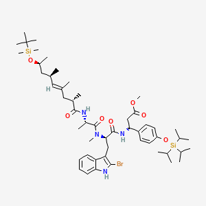 molecular formula C52H83BrN4O7Si2 B1436188 Methyl (3R)-3-[[(2R)-3-(2-bromo-1H-indol-3-yl)-2-[[(2S)-2-[[(E,2S,6R,8S)-8-[tert-butyl(dimethyl)silyl]oxy-2,4,6-trimethylnon-4-enoyl]amino]propanoyl]-methylamino]propanoyl]amino]-3-[4-tri(propan-2-yl)silyloxyphenyl]propanoate CAS No. 943858-37-5