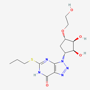 molecular formula C14H21N5O5S B1437739 (1S,2S,3R,5S)-3-(7-羟基-5-(丙硫基)-3H-[1,2,3]三唑并[4,5-d]嘧啶-3-基)-5-(2-羟乙氧基)环戊烷-1,2-二醇 CAS No. 1445580-43-7