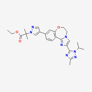 molecular formula C26H31N7O3 B1442207 2-(4-(2-(1-异丙基-3-甲基-1H-1,2,4-三唑-5-基)-5,6-二氢苯并[f]咪唑并[1,2-d][1,4]恶杂环-9-基)-1H-吡唑-1-基)-2-甲基丙酸乙酯 CAS No. 1282514-64-0