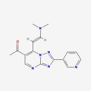 molecular formula C16H16N6O B1442631 1-{7-[(E)-2-(二甲氨基)乙烯基]-2-吡啶-3-基[1,2,4]三唑并[1,5-a]嘧啶-6-基}乙酮 CAS No. 1306753-68-3