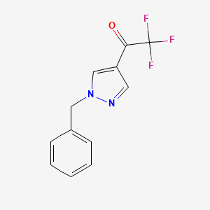 molecular formula C12H9F3N2O B1443881 1-(1-benzyl-1H-pyrazol-4-yl)-2,2,2-trifluoroethan-1-one CAS No. 1339721-29-7