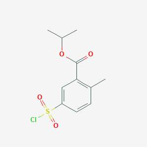 molecular formula C11H13ClO4S B1444114 Propan-2-yl 5-(chlorosulfonyl)-2-methylbenzoate CAS No. 1486804-63-0