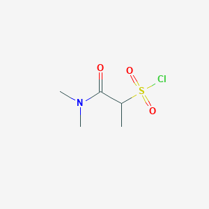 molecular formula C5H10ClNO3S B1446583 1-(二甲基氨基羰基)乙烷-1-磺酰氯 CAS No. 1601248-25-2