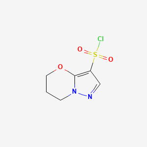 molecular formula C6H7ClN2O3S B1446738 5H,6H,7H-吡唑并[3,2-b][1,3]恶嗪-3-磺酰氯 CAS No. 1365941-51-0