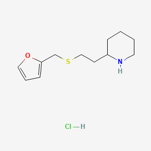 molecular formula C12H20ClNOS B1447672 2-(2-[(Furan-2-ylmethyl)sulfanyl]ethyl)piperidin-hydrochlorid CAS No. 1864052-76-5