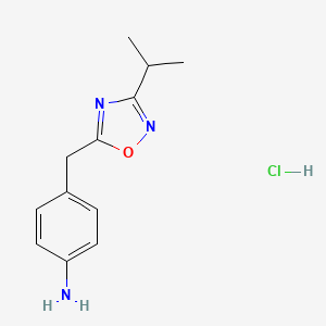 molecular formula C12H16ClN3O B1448376 4-{[3-(Propan-2-yl)-1,2,4-oxadiazol-5-yl]methyl}aniline hydrochloride CAS No. 1461707-36-7