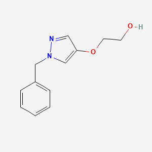molecular formula C12H14N2O2 B1449689 2-(1-苄基-1H-吡唑-4-氧基)-乙醇 CAS No. 1890953-47-5
