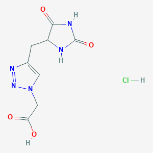 molecular formula C8H10ClN5O4 B1450532 2-{4-[(2,5-二氧代咪唑烷-4-基)甲基]-1H-1,2,3-三唑-1-基}乙酸盐酸盐 CAS No. 1786226-08-1