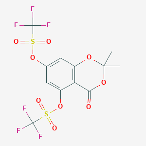 molecular formula C12H8F6O9S2 B1452317 2,2-二甲基-4-氧代-7-[(三氟甲烷)磺酰氧基]-2,4-二氢-1,3-苯并二氧杂环-5-基三氟甲烷磺酸盐 CAS No. 603044-07-1