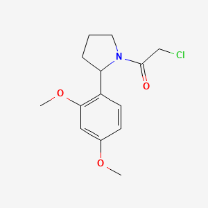 molecular formula C14H18ClNO3 B1453243 2-氯-1-[2-(2,4-二甲氧基苯基)吡咯啉-1-基]乙酮 CAS No. 1305711-77-6