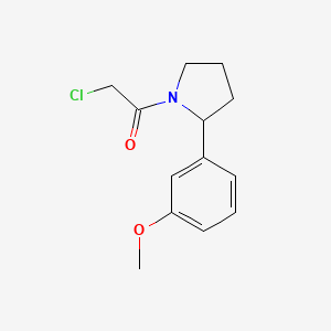 molecular formula C13H16ClNO2 B1454379 2-Chloro-1-[2-(3-methoxyphenyl)pyrrolidin-1-yl]ethan-1-one CAS No. 1184155-18-7