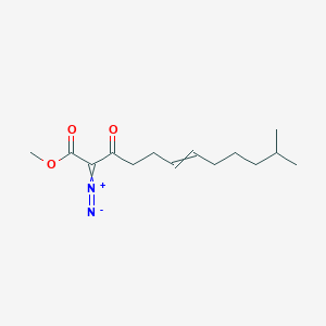 2-Diazonio-1-methoxy-11-methyl-1-oxododeca-2,6-dien-3-olate