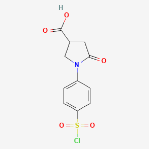 molecular formula C11H10ClNO5S B1455220 1-[4-(氯磺酰基)苯基]-5-氧代吡咯烷-3-羧酸 CAS No. 874496-79-4