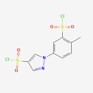 molecular formula C10H8Cl2N2O4S2 B1455415 1-[3-(氯磺酰基)-4-甲苯基]-1H-吡唑-4-磺酰氯 CAS No. 1306605-15-1