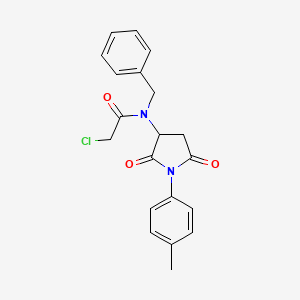 molecular formula C20H19ClN2O3 B1458593 N-苄基-2-氯-N-[1-(4-甲基苯基)-2,5-二氧代吡咯烷-3-基]乙酰胺 CAS No. 1858240-67-1