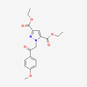 molecular formula C18H20N2O6 B1459044 1-[2-(4-甲氧基苯基)-2-氧代乙基]-1H-吡唑-3,5-二羧酸二乙酯 CAS No. 1638612-94-8
