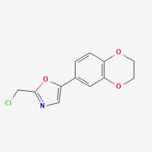 molecular formula C12H10ClNO3 B1462040 2-(Chloromethyl)-5-(2,3-dihydrobenzo[b][1,4]dioxin-6-yl)oxazole CAS No. 1094318-31-6