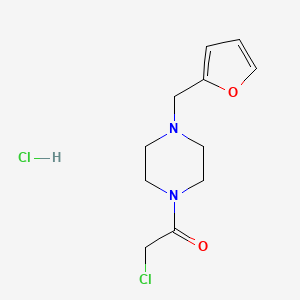 molecular formula C11H16Cl2N2O2 B1463450 2-Chloro-1-[4-(furan-2-ylmethyl)piperazin-1-yl]ethan-1-one hydrochloride CAS No. 1303889-75-9