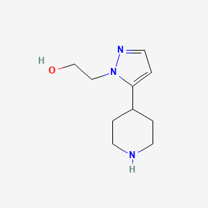 molecular formula C10H17N3O B1463584 2-[5-(哌啶-4-基)-1H-吡唑-1-基]乙醇 CAS No. 1251923-87-1