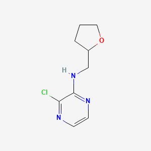 molecular formula C9H12ClN3O B1464526 3-氯-N-[(氧杂环-2-基)甲基]吡嗪-2-胺 CAS No. 1247795-87-4