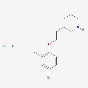molecular formula C14H21BrClNO B1466635 3-[2-(4-Bromo-2-methylphenoxy)ethyl]piperidine hydrochloride CAS No. 1220016-63-6