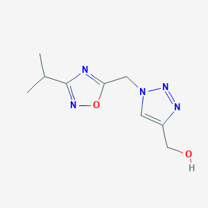 molecular formula C9H13N5O2 B1467353 (1-{[3-(propan-2-yl)-1,2,4-oxadiazol-5-yl]methyl}-1H-1,2,3-triazol-4-yl)methanol CAS No. 1248794-91-3