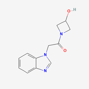 molecular formula C12H13N3O2 B1468859 2-(1H-benzo[d]imidazol-1-yl)-1-(3-hydroxyazetidin-1-yl)ethan-1-one CAS No. 1485144-49-7