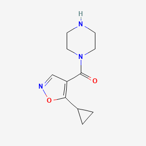 molecular formula C11H15N3O2 B1469729 1-[(5-シクロプロピルイソキサゾール-4-イル)カルボニル]ピペラジン CAS No. 1428234-44-9