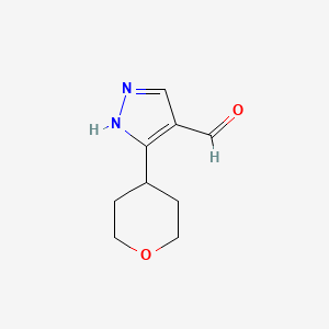 molecular formula C9H12N2O2 B1470294 5-(四氢-2H-吡喃-4-基)-1H-吡唑-4-甲醛 CAS No. 1782061-33-9