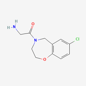 molecular formula C11H13ClN2O2 B1470441 2-氨基-1-(7-氯-2,3-二氢苯并[f][1,4]恶杂环戊烯-4(5H)-基)乙酮 CAS No. 1784585-39-2