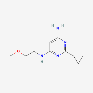 molecular formula C10H16N4O B1470802 2-环丙基-N4-(2-甲氧基乙基)嘧啶-4,6-二胺 CAS No. 1505262-21-4