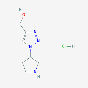 molecular formula C7H13ClN4O B1471402 (1-(pyrrolidin-3-yl)-1H-1,2,3-triazol-4-yl)methanol hydrochloride CAS No. 1824269-27-3