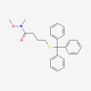 molecular formula C25H27NO2S B1471433 N-Methoxy-N-methyl-4-(tritylsulfanyl)butanamide CAS No. 564469-78-9