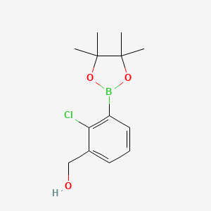 molecular formula C13H18BClO3 B1471445 (2-Chloro-3-(4,4,5,5-tetramethyl-1,3,2-dioxaborolan-2-yl)phenyl)methanol CAS No. 1400755-07-8