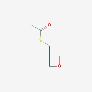 molecular formula C7H12O2S B1471575 1-{[(3-甲基氧杂环丁烷-3-基)甲基]硫代}乙酮 CAS No. 1803588-59-1