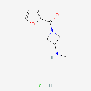 molecular formula C9H13ClN2O2 B1473222 Furan-2-yl(3-(methylamino)azetidin-1-yl)methanon-Hydrochlorid CAS No. 2098017-93-5