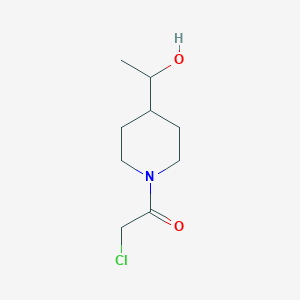 B1474429 2-Chloro-1-(4-(1-hydroxyethyl)piperidin-1-yl)ethan-1-one CAS No. 1695934-03-2