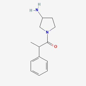 molecular formula C13H18N2O B1474473 1-(3-氨基吡咯烷-1-基)-2-苯基丙烷-1-酮 CAS No. 1696141-96-4