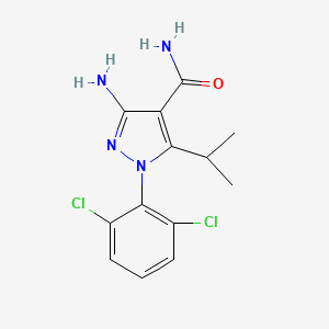 molecular formula C13H14Cl2N4O B1475119 3-Amino-1-(2,6-dichlorophenyl)-5-isopropyl-1H-pyrazole-4-carboxamide CAS No. 1424941-33-2