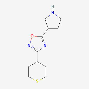 B1475466 5-(pyrrolidin-3-yl)-3-(tetrahydro-2H-thiopyran-4-yl)-1,2,4-oxadiazole CAS No. 1892722-97-2